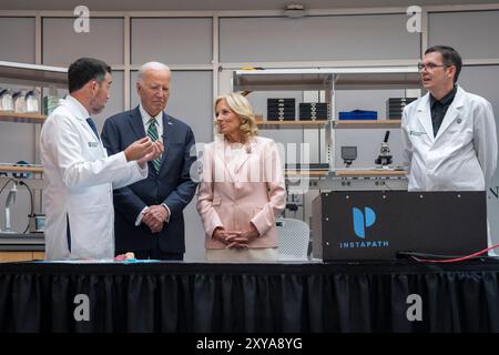 New Orleans, LA, USA. August 2024. Präsident Joe Biden und First Lady Jill Biden erhalten am Dienstag, 13. August 2024, in New Orleans ein Briefing über Labortechnologie für Krebsforschung an der Tulane University. Louisiana. (Foto von Erin Scott) (Foto: © White House/ZUMA Press Wire) NUR REDAKTIONELLE VERWENDUNG! Nicht für kommerzielle ZWECKE! Stockfoto