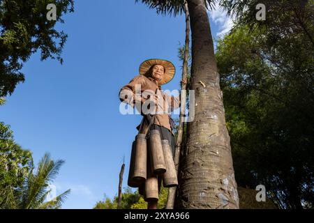 Ein Bauer, der Zuckerpalmennektar erntet, Kampong Chhnang, Kambodscha. Stockfoto