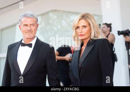 Isabella Ferrari und ihr Ehemann Renato de Maria nehmen am 28. August 2024 an der Premiere von Beetlejuice BeetleJuice Teil, während der Eröffnungsnacht des 81. Internationalen Filmfestivals von Venedig im Palazzo del Cinema on the Lido in Venedig, Italien. Stockfoto