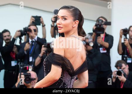 Venedig, Italien. August 2024. Amy Jackson nimmt am 28. August 2024 an der Premiere von BeetleJuice BeetleJuice Teil, während der Eröffnungsnacht des 81. Internationalen Filmfestivals von Venedig im Palazzo del Cinema on the Lido in Venice, Italien. Quelle: dpa/Alamy Live News Stockfoto