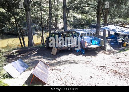 Campingplatz im Nationalpark Abercrombie River in New South Wales, Australien, Fahrzeuge parken neben Zeltzelten Stockfoto