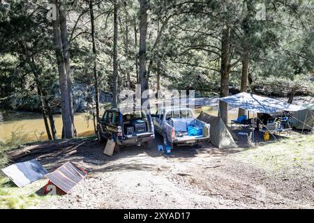 Campingplatz im Nationalpark Abercrombie River in New South Wales, Australien, Fahrzeuge parken neben Zeltzelten Stockfoto