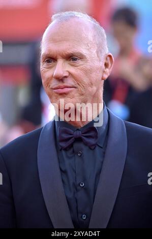 Venedig, Italien. August 2024. Michael Keaton besucht einen roten Teppich für den Film „Beetlejuice Beetlejuice“ während des 81. Internationalen Filmfestivals von Venedig am Mittwoch, 28. August 2024 in Venedig. Foto: Rocco Spaziani/UPI Credit: UPI/Alamy Live News Stockfoto