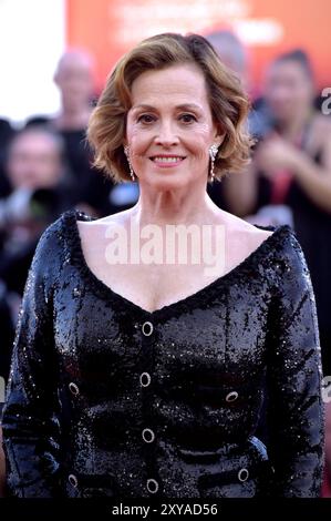 Venedig, Italien. August 2024. Sigourney Weaver posiert mit dem Golden Lion for Lifetime Achievement 2024 Award nach der Eröffnungszeremonie während des 81. Internationalen Filmfestivals von Venedig am Mittwoch, 28. August 2024 in Venedig. Foto: Rocco Spaziani/UPI Credit: UPI/Alamy Live News Stockfoto