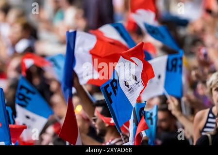 Paris, Ile de France, Frankreich. August 2024. Die Fans zeigen ihre Unterstützung für ihre Lieblingsspieler und zeigen Nationalstolz und Begeisterung während des 1500 m langen Spiels der 1. Runde der Männer im Stadion Stade de France während der Olympischen Sommerspiele 2024 in Paris. (Kreditbild: © Walter Arce/ZUMA Press Wire) NUR REDAKTIONELLE VERWENDUNG! Nicht für kommerzielle ZWECKE! Stockfoto