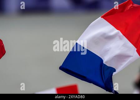 Paris, Ile de France, Frankreich. August 2024. Die Fans zeigen ihre Unterstützung für ihre Lieblingsspieler und zeigen Nationalstolz und Begeisterung während des 1500 m langen Spiels der 1. Runde der Männer im Stadion Stade de France während der Olympischen Sommerspiele 2024 in Paris. (Kreditbild: © Walter Arce/ZUMA Press Wire) NUR REDAKTIONELLE VERWENDUNG! Nicht für kommerzielle ZWECKE! Stockfoto