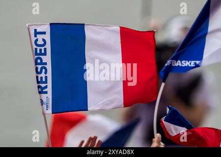 Paris, Ile de France, Frankreich. August 2024. Die Fans zeigen ihre Unterstützung für ihre Lieblingsspieler und zeigen Nationalstolz und Begeisterung während des 1500 m langen Spiels der 1. Runde der Männer im Stadion Stade de France während der Olympischen Sommerspiele 2024 in Paris. (Kreditbild: © Walter Arce/ZUMA Press Wire) NUR REDAKTIONELLE VERWENDUNG! Nicht für kommerzielle ZWECKE! Stockfoto