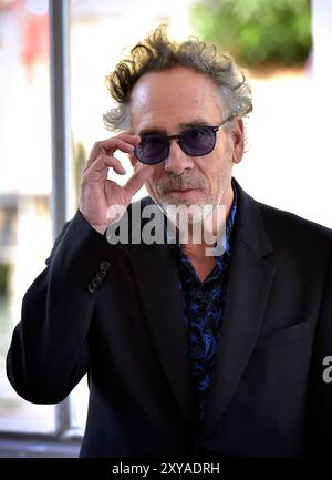 Venedig, Italien. August 2024. Tim Burton kommt am Mittwoch, den 28. August 2024, beim 81. Internationalen Filmfestival von Venedig im Palazzo del Casino an. Foto: Rocco Spaziani/UPI Credit: UPI/Alamy Live News Stockfoto