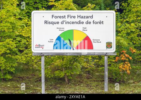 Schild des Ministeriums für natürliche Ressourcen, um die Öffentlichkeit über die aktuelle Gefahr eines Waldbrands in einem bestimmten Gebiet zu informieren. Stockfoto