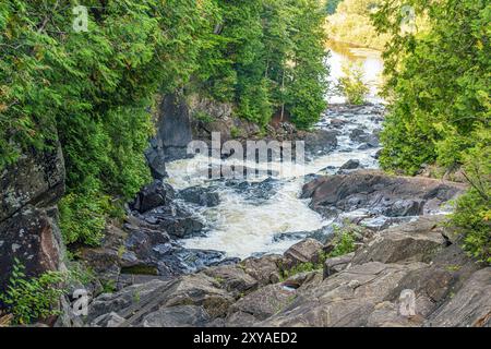 Ragged Falls liegt am Oxtongue River Oxtonge River-Ragged Falls Provincial Park in der Nähe von Algonquin Provincial Prk. Stockfoto