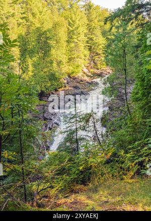 Ragged Falls liegt am Oxtongue River Oxtonge River-Ragged Falls Provincial Park in der Nähe von Algonquin Provincial Prk. Stockfoto