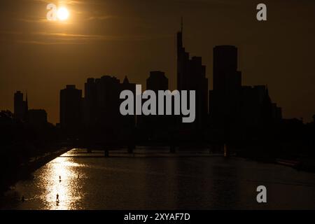 Sonnenuntergang hinter der Frankfurter Skyline die Sonne geht hinter der Frankfurter Bankenskyline unter. Frankfurt am Main Hessen Deutschland *** Sonnenuntergang hinter der Frankfurter Skyline die Sonne untergeht hinter der Frankfurter Bank Skyline Frankfurt am Main Hessen Deutschland 2024-08-28 ffm Skyline 01 Stockfoto