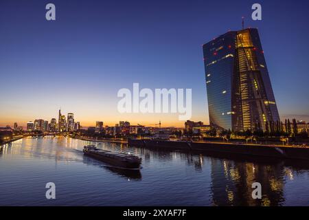 Die Europäische Zentralbank EZB und die Frankfurter Skyline ein Schiff fährt von der Frankfurter Bankenskyline kommend an der Europäischen Zentralbank EZB vorbei, Frankfurt am Main Hessen Deutschland *** die Europäische Zentralbank EZB und die Skyline von Frankfurt Ein Schiff fährt an der Europäischen Zentralbank vorbei EZB kommend von der Frankfurter Bankenskyline, Frankfurt am Main Hessen Deutschland 2024-08-28 ffm ezb Skyline 01 Stockfoto