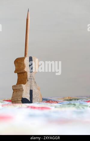 Handgefertigter Stifthalter für Geigen aus Holz. Hohe Auflösung. Kein zusätzliches Schärfen. Stockfoto