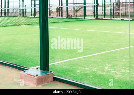 Tennisplatz mit grüner Oberfläche und weißer Linie. Die Aussicht ist von der Seite des Hofes Stockfoto