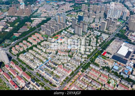 QINGDAO, CHINA - 28. AUGUST 2024 - Eine allgemeine Ansicht der Immobiliengebäude in der West Coast New Area von Qingdao, Provinz Shandong, China, 28. August 20 Stockfoto