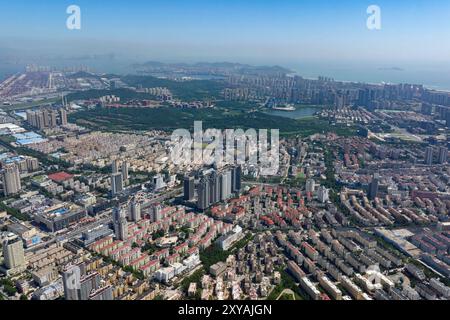QINGDAO, CHINA - 28. AUGUST 2024 - Eine allgemeine Ansicht der Immobiliengebäude in der West Coast New Area von Qingdao, Provinz Shandong, China, 28. August 20 Stockfoto