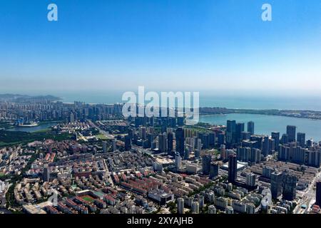 QINGDAO, CHINA - 28. AUGUST 2024 - Eine allgemeine Ansicht der Immobiliengebäude in der West Coast New Area von Qingdao, Provinz Shandong, China, 28. August 20 Stockfoto