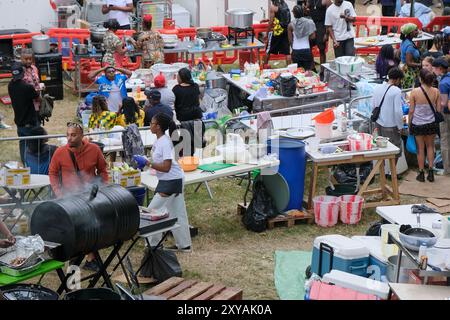 London, Großbritannien. Ein riesiger Bereich für die Zubereitung von Speisen in den Meanwhile Gardens, der Stände des Notting Hill Carnival mit karibischen Lieblingsgerichten versorgt. Stockfoto