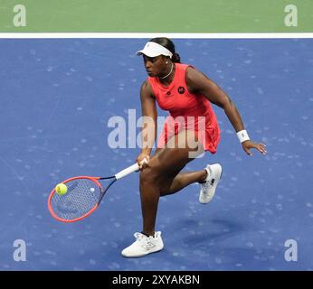 26. August 2024: Sloane Stephens (USA) verliert bei den US Open gegen Clara Burel (FRA) und spielt im Billie Jean King National Tennis Center in Flushing, Queens, NY, {USA} © Grace Schultz/Cal Sport Media Stockfoto