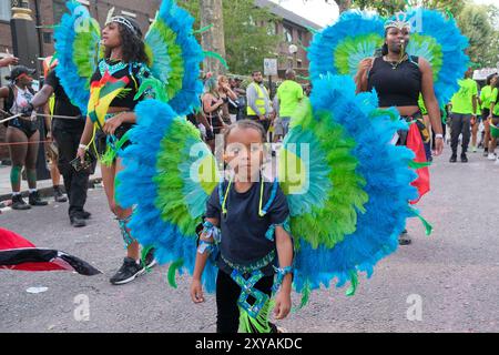 Sie passieren die Jury Zone am Notting Hill Carnival während des Kindertags - auch bekannt als Family Day. Stockfoto