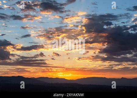 Farbenfroher Sonnenaufgang hinter den San Gabriel Mountains in Los Angeles, Kalifornien. Foto in den Hügeln oberhalb von Chatsworth im San Fernando Valley. Stockfoto