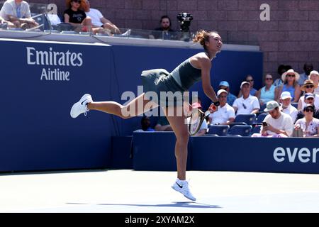 New York City, Usa. August 2024. Flushing Meadows, New York – 28. August 2024: Qinwen Zheng aus China bei ihrem zweiten Spiel gegen Erika Andreeva bei den US Open. Quelle: Adam Stoltman/Alamy Live News Stockfoto