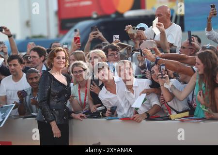 Venedig, Italien. August 2024. Sigourney Weaver interagiert mit Filmfans nach der Eröffnungszeremonie des 81. Filmfestivals in Venedig, Italien, 28. August 2024. Die US-amerikanische Schauspielerin Sigourney Weaver wurde mit dem Goldenen Löwen für die Lebensleistung des 81. Filmfestivals in Venedig ausgezeichnet, das am Mittwoch begann. Quelle: Li Jing/Xinhua/Alamy Live News Stockfoto