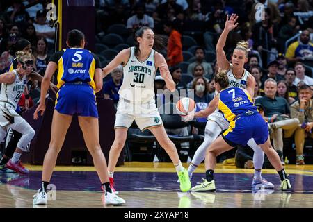 Los Angeles, USA. August 2024. New York Liberty: Leonie Fiebich (2. Von rechts) und ihre Teamkollegin Breanna Stewart (3. Von rechts) in Aktion. Quelle: Maximilian Haupt/dpa/Alamy Live News Stockfoto