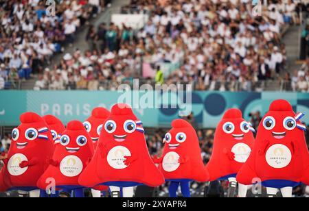 Paris, Frankreich. August 2024. Die olympischen und paralympischen Maskottchen, die Phryges, werden während der Eröffnungszeremonie der Paralympischen Spiele 2024 in Paris, Frankreich, am 28. August 2024 gesehen. Quelle: Gao Jing/Xinhua/Alamy Live News Stockfoto