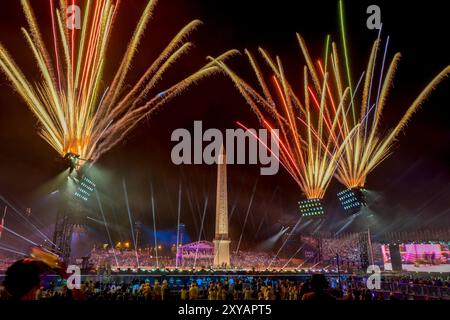 Paris, Frankreich. August 2024. Feuerwerk über dem Place de la Concorde während der Paralympischen Eröffnungszeremonie in Paris 2024. (Kreditbild: © Mark Edward Harris/ZUMA Press Wire) NUR REDAKTIONELLE VERWENDUNG! Nicht für kommerzielle ZWECKE! Stockfoto