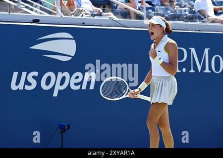 New York, USA. August 2024. Erika Andreeva aus Russland reagiert beim Spiel der Frauen in der zweiten Runde gegen Zheng Qinwen aus China bei den US Open-Tennismeisterschaften 2024 in New York, USA, am 28. August 2024. Quelle: Li Rui/Xinhua/Alamy Live News Stockfoto