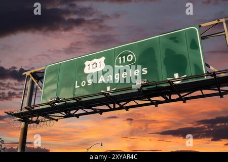 Los Angeles Route 101 und 110 über dem Freeway-Schild in Südkalifornien mit Sonnenuntergang Stockfoto