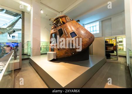 Das London Science Museum im Inneren des Apollo 10 Command Module, bekannt als Charlie Brown. Im Londoner Museum mit der historischen NASA, Apollo Space Capsule. Stockfoto