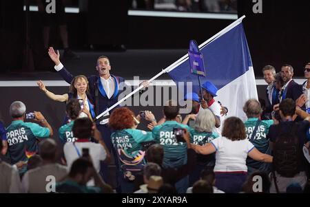 Paris, Frankreich. August 2024. Mitglieder der französischen Delegation kommen zur Eröffnungszeremonie der Paralympischen Spiele 2024 in Paris, Frankreich, am 28. August 2024. Quelle: Gao Jing/Xinhua/Alamy Live News Stockfoto