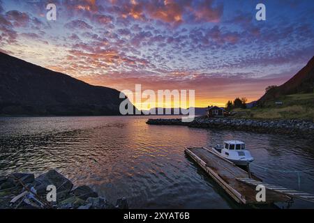 Sonnenuntergang auf dem Fjord von Selje Norwegen. Sehr schöne Farben spiegeln sich in den Wolken und dem Wasser Stockfoto