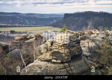 Blick vom Pfaffenstein in Schwarz-weiß. Wälder, Berge, Weite, Panorama. Landschaft aus dem Elbsandsteingebirge Stockfoto