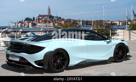 McLaren 765LT Spider auf dem Hintergrund der Landschaft Stockfoto