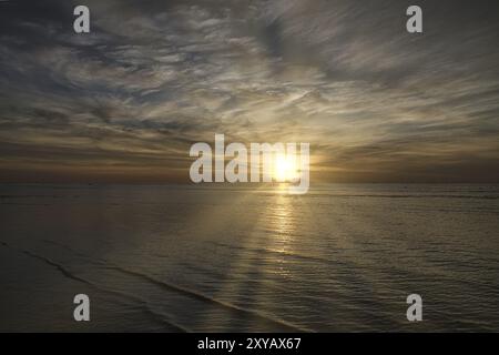 Sonnenuntergang am Strand am Meer. Sanfte Wellen. Sprudelwasser. Die Insel Poel an der Ostsee. Naturfoto von der Küste Stockfoto