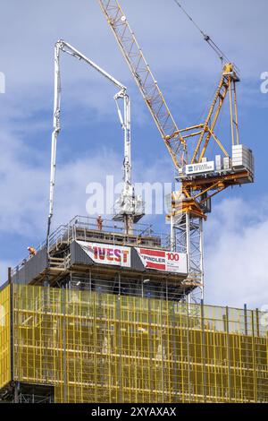 Betonpumpe auf der Baustelle eines neuen Bürogebäudes im Stadtzentrum von Rotterdam, Niederlande Stockfoto