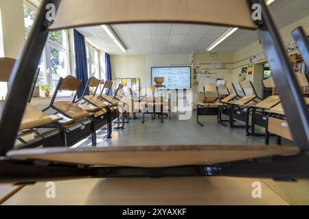 Klassenzimmer der vierten Klasse, nach der Schule ist das Gebäude älter, aber in gutem Zustand, moderne Lehrmaterialien, interaktives, digitales Whiteboard Stockfoto