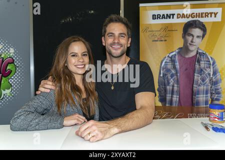 DORTMUND, 8. Dezember 2019: Kimberly Daugherty und Brant Daugherty auf der German Comic Con Dortmund, einer zweitägigen Fan Convention Stockfoto