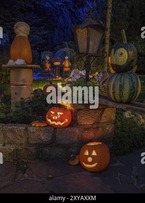 Gruselige Gartendekoration mit geschnitzten Kürbislaternen und verschiedenen Kürbisfiguren bei Nacht, borken, münsterland, Deutschland, Europa Stockfoto