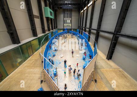 London Tate modernes Innenpanorama der Turbine Hall, interaktive Kunstinstallation. Leute malen an einer großen Wand im Kunstmuseum in Großbritannien Stockfoto