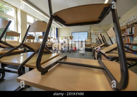 Klassenzimmer der vierten Klasse, nach der Schule ist das Gebäude älter, aber in gutem Zustand, moderne Lehrmaterialien, interaktives, digitales Whiteboard Stockfoto