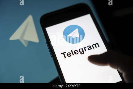 Das Telegram Messenger-Logo für soziale Medien wird auf einem Smartphone- und Computerbildschirm angezeigt Stockfoto