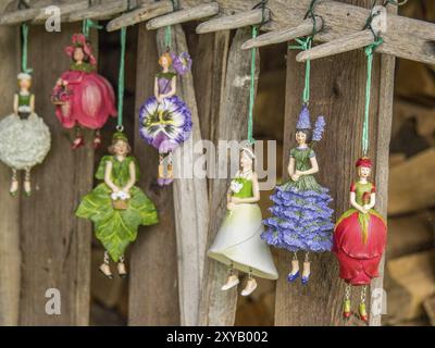 Reihe hängender Blumenmädchen Figuren auf Holzbrett, handgefertigt und bunt bemalt, borken, münsterland, deutschland Stockfoto