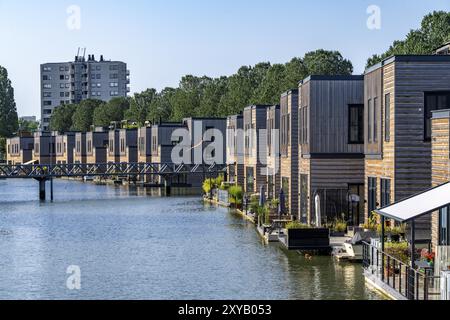 18 schwimmende Wohngebäude Havenlofts Nassauhaven, energieneutral, Solarzellen, Wärme aus Biomasse, Holzbau, eigene Abwasserbehandler Stockfoto