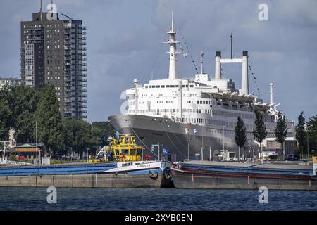 Blick auf das Hafenbecken von Maashaven, Binnenschiffshafen, Liegeplätze, ehemaliges Flaggschiff der Holland-America-Line, SS Rotterdam, heute Hotel s Stockfoto