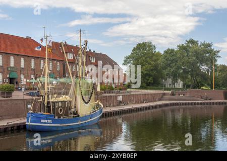 Alter Hafen Hooksiel, links die Lagerhäuser von 1821, Seebad Hooksiel, Gemeinde Wangerland, Friesland, Niedersachsen, Deutschland, Eur Stockfoto